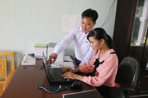 Cán bộ xã Ân Nghĩa (Lạc Sơn) ứng dụng công nghệ thông tin,  nâng cao hiệu quả công việc.
