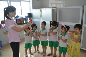 Giáo viên trường MN Tư thục Sao Mai (TPHB) hướng dẫn trẻ rửa tay đúng cách.