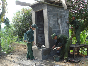 Xây dựng nhà tiêu hợp vệ sinh tại xóm Mon, xã Phúc Tiến.