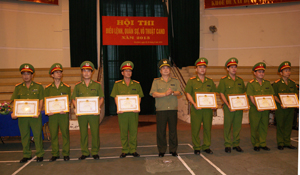 Lãnh đạo Công an tỉnh trao giải thưởng cho các tập thể, cá nhân có thành tích cao trong hội thi Điều lệnh CAND năm 2013.