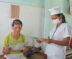 Cán bộ Trạm y tế xã Liên Vũ (Lạc Sơn) tuyên truyền tiêm vắc xin cho người dân, trong đó có bệnh dại.