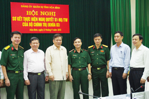 Đồng chí Hoàng Việt Cường, Bí thư Tỉnh ủy và các đại biểu tham dự hội nghị trao đổi kinh nghiệm thực hiện Nghị quyết 51 của Bộ Chính trị.