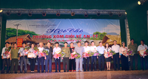 Các đồng chí lãnh đạo tỉnh và Bộ Công an chúc mừng các đội đạt giải cao trong Hội thi.