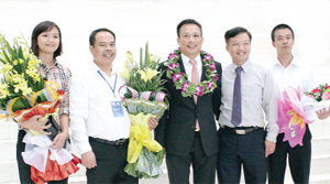 Tổng Giám đốc Công ty Anh Kỳ - Đàm Anh Kỳ thay mặt Công ty  đón nhận giải thưởng Sao vàng Đất Việt năm 2013.