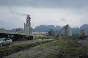 Xả khói thải không qua hệ thống lọc bụi tĩnh điện là một trong những nguyên nhân nhà máy xi măng Vĩnh Sơn gây ra ô nhiễm môi trường trên địa bàn 2 xã Trung Sơn, Thành Lập (Lương Sơn).
