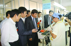 Đồng chí Trần Đăng Ninh, Phó Chủ tịch UBND tỉnh thăm nhà máy sản xuất linh kiện điện tử xã Xuất Hóa (Lạc Sơn).