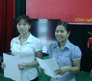Cô giáo Bùi Thị Lệ và Nguyễn Thị Mai, trường THCS Lỗ Sơn (Tân Lạc), giáo viên dạy giỏi cấp huyện vừa được kết nạp Đảng trong dịp Cách mạng Tháng 8 và Quốc khánh 2/9 năm 2013.