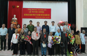 Lãnh đạo Hội NCT tỉnh và lãnh đạo phường Phương Lâm gắn hoa chức mừng các cặp đôi cụ ông, cụ bà có thời gian chung sống hạnh phúc từ 60 – trên 70 năm.