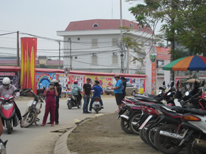 Tư nhân tận thu nhờ mở điểm trông giữ xe trên vỉa hè phía trước khu vui chơi trẻ em cạnh Siêu thị sách, thiết bị trường học thuộc phường Tân Thịnh.