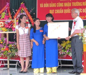 Lãnh đạo huyện Cao Phong trao bằng công nhận Trường đạt chuẩn Quốc gia mức độ I cho trường MN Đông Phong.

