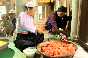 Đồng bào Mường Vang chuẩn bị các món ăn truyền thống để đón Tết Độc lập.