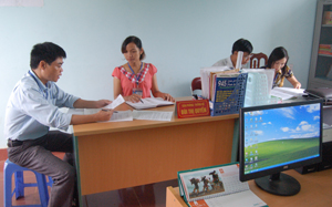 Đoàn kiểm tra liên ngành của huyện Cao Phong hướng dẫn cán bộ phụ trách bộ phận “một cửa” xã Đông Phong thực hiện công tác chuyên môn.
