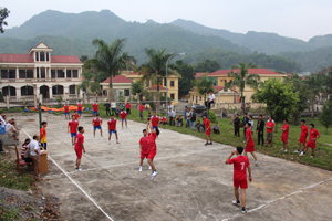 Giải vô địch bóng chuyền huyện Đà Bắc năm 2014 đã thu hút đông đảo VĐV tham gia.