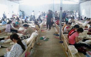 Hội LHPN các xã, thị trấn tham quan mô hình móc vòng tại thôn Đồng Kẹ, xã Hợp Châu, huyện Lương Sơn.