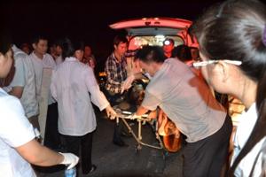 Đưa người bị nạn từ hiện trường vụ tai nạn về Bệnh viện đa khoa tỉnh Lào Cai để cứu chữa