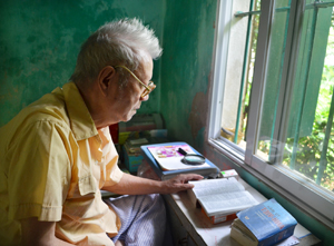 Dù đã 84 tuổi nhưng ông Trần Văn Lộc vẫn là người ham học hỏi. Với ông, học để không bị lãng quên ký ức hoạt động cách mạng thời trai trẻ.