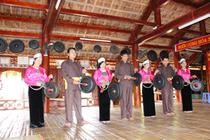 Đội cồng chiêng xóm Ải, xã Phong Phú (Tân Lạc) thường xuyên tập luyện đánh các giai điệu chiêng.