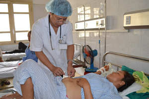 Bác sĩ Bệnh viện đa khoa khu vực Mai Châu chăm sóc bệnh nhân sau phẫu thuật.