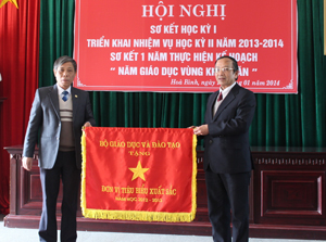 Được uỷ quyền của Bộ GD&ĐT, đồng chí Nguyễn Minh Thành, Giám đốc Sở GD&ĐT trao cờ đơn vị tiêu biểu xuất sắc cho trường THPT chuyên Hoàng Văn Thụ. Ảnh: P.V