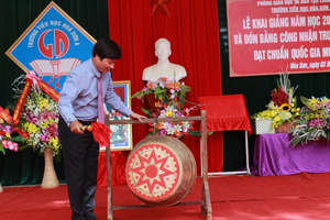 Đồng chí Trần Đăng Ninh, Phó Bí thư TT Tỉnh uỷ đánh trống khai trường năm học mới 2014-2015 tại trường tiểu học Hoà Sơn A(huyện Lương Sơn).
