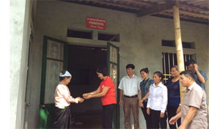 Lãnh đạo Hội CTĐ thành phố Hòa Bình trao nhà tình nghĩa cho bà Bùi Thị Khuy.