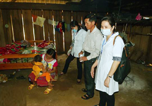 Cán bộ Trung  tâm YTDP tỉnh đến tận hộ gia đình giám sát, lấy mẫu, tuyên truyền nhân dân cách phòng, chống bệnh sởi.