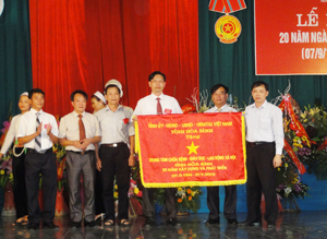 Đồng chí Bùi Văn Khánh, Phó Chủ tịch UBND tỉnh trao cờ lưu niệm của Tỉnh ủy, HĐND, UBND, UBMTTQ tỉnh tặng Trung tâm.