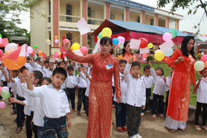 Học sinh lớp 1 trường tiểu học Ngọc Lương A, huyện Yên Thuỷ trong ngày khai giảng năm học mới 2014-2015.