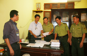 Lực lượng kiểm lâm huyện Lạc Thủy tham mưu cho cấp ủy, chính quyền xã Phú Thành triển khai quản lý, bảo vệ rừng, PCCCR.