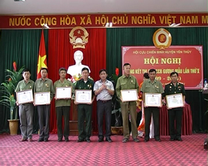 Lãnh đạo huyện Yên Thủy trao giấy khen cho các cá nhân có thành tích xuất sắc trong phong trào thi đua “CCB gương mẫu” giai đoạn 2009 – 2014.

