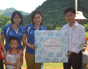 Đại diện Chi đoàn Báo Hòa Bình tặng quà cho trường tiểu học Tân Dân (Mai Châu).