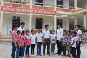 Cán bộ lãnh đạo UBND xã găp gỡ, trao đổi với cán bộ, giáo viên và học sinh trường tiểu học Địch Giáo (Tân Lạc) trước thềm năm học 2014-2015.

