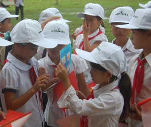 Học sinh trường tiểu học Địch Giáo (Tân Lạc) tìm hiểu nâng cao kiến thức về VSMT, vệ sinh cá nhân qua tài liệu, tờ rơi. 

