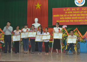 Đồng chí Nguyễn Văn Dũng, Phó Chủ tịch UBND tỉnh trao Bằng khen của UBND tỉnh cho các cá nhân người khuyết tật, trẻ mồ côi có thành tích xuất sắc.


