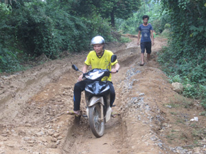 Quá trình thi công hồ Thóng, tuyến đường liên xóm Thóng - Trung  (Bình Cảng - Lạc Sơn) khiến việc đi lại của dân cư trên địa bàn gặp rất nhiều khó khăn.

