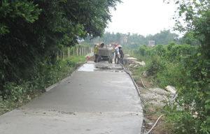 Xã Nhuận Trạch (Lương Sơn) huy động các nguồn lực xây dựng hệ thống đường nội đồng, liên xã, liên thôn đạt chuẩn NTM. 

