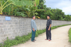 Thường trực Đảng ủy xã kiểm tra tình hình xây dựng NTM tại xóm Nút, xã Dân Hạ.


