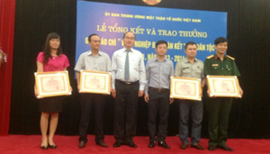 đồng chí Nguyễn Thiện Nhân, Ủy viên Bộ Chính trị, Chủ tịch Ủy ban T.Ư MTTQ Việt Nam trao giải cho các tác giả đoạt giải