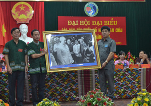 Thay mặt lãnh đạo tỉnh, đồng chí Nguyễn Văn Dũng, Phó Chủ tịch UBND tỉnh tặng Đại hội bức tranh Bác Hồ với các dân tộc thiểu số. 

