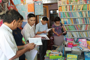 Chi cục DS /KHHGĐ phối hợp với thanh tra Sở Y tế kiểm tra cơ sở lưu hành các ấn phẩm có nội dung lựa chọn giới tính thai nhi tại thị trấn Mường Khến (Tân Lạc).