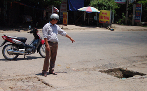 “Ông mặt trận” Nguyễn Thanh Bình thay mặt người dân thị trấn Mường Khến bày tỏ nỗi bức xúc vì nhiều đoạn đường bị xuống cấp nghiêm trọng do chịu lực từ những chiếc xe quá khổ, quá tải.