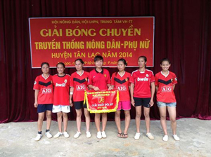 BTC trao giải nhất nội dung bóng chuyền nữ cho đội tuyển xã Phú Vinh.

