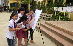 Học sinh trường tiểu học Cửu Long (Lương Sơn) tham gia vẽ tranh về chủ đề “Em yêu biển, đảo quê hương” trong giờ sinh hoạt ngoại khóa. 

