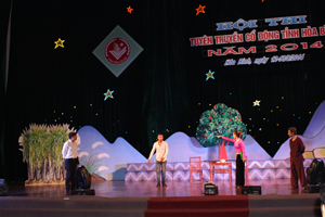 Với chủ đề tuyên truyền về xây dựng NTM, đoàn tuyên truyền, cổ động huyện Cao Phong đã đoạt giải A toàn đoàn tại hội thi tuyên truyền, cổ động tỉnh năm 2014. Ảnh: Đỗ Hà

