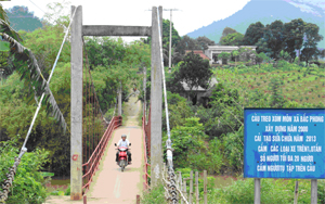 Cầu treo xóm Môn, xã Bắc Phong giúp việc đi lại, giao thương hàng hóa của người dân vùng đặc biệt khó khăn an toàn trong mùa mưa lũ.


