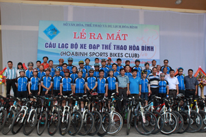 Các thành viên CLB xe đạp thể thao Hoà Bình trong lễ ra mắt.

