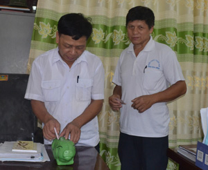 Cán bộ, hội viên cơ quan Hội NCT huyện Kim Bôi nuôi lợn nhựa quyên góp ủng hộ quỹ khuyến học huyện.

