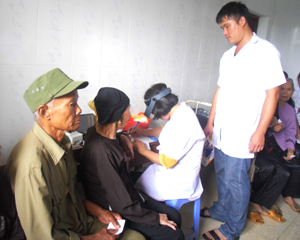 Hội NCT huyện Lương Sơn phối hợp với các tổ chức cơ sở Hội khám, tư vấn các bệnh về mắt cho các hội viên NCT.

