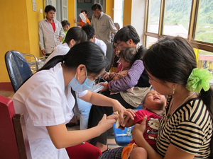 Cán bộ y tế tiếp tục điều trị cho bệnh nhân sởi mới tại Trạm y tế xã Hang Kia.