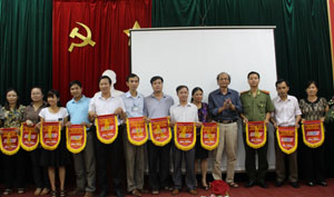 Đại diện lãnh đạo Đài PT-TH tỉnh trao cờ lưu niệm cho các đoàn tham dự liên hoan. 

